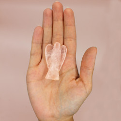 Ángel de piedra preciosa tallada a mano - cuarzo rosa
