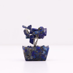 Mini árvore de pedras preciosas numa base de orgonite - Sodalite (15 pedras)