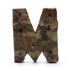 Letra de casca de árvore rústica - "M" (12) - Pequena 7cm