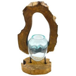 Vaso suspenso de vidro fundido sobre madeira