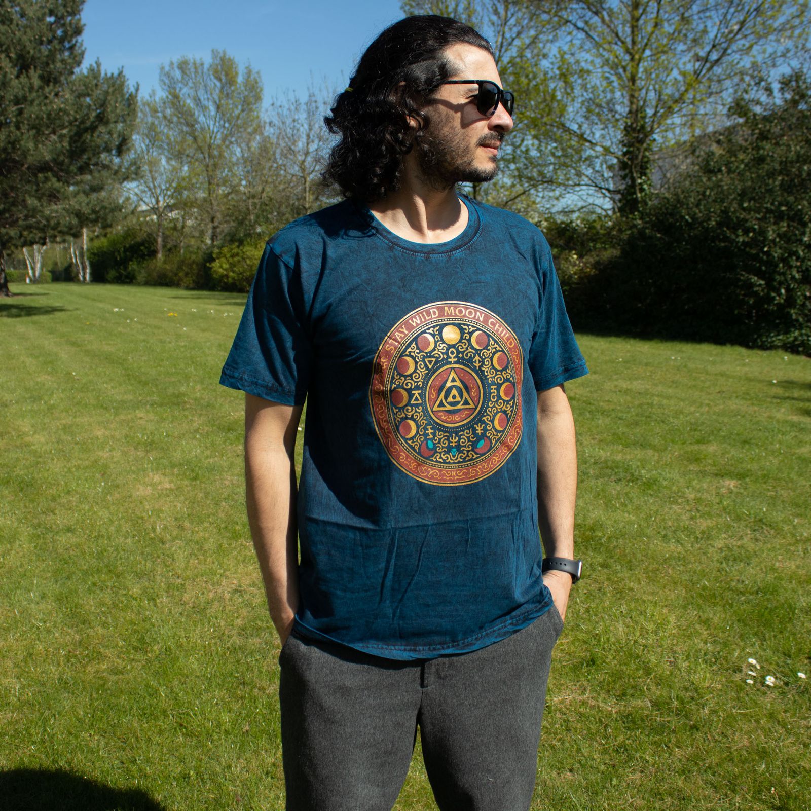 Camiseta de algodón lavado a piedra Nomad Sari - Mantente Salvaje, Hijo de la Luna - Azul - Pequeño - Imagen 3