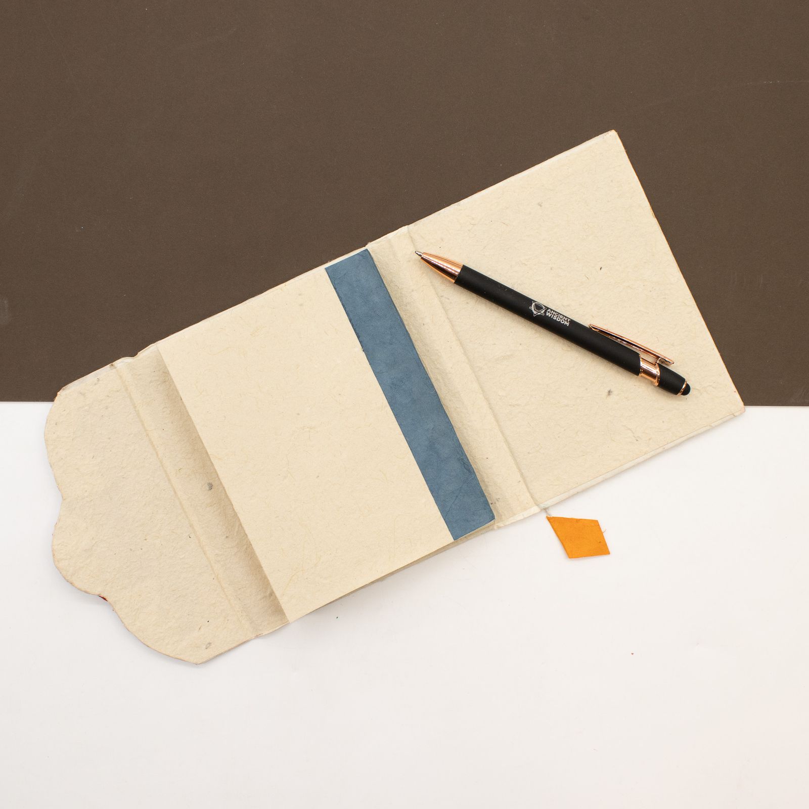 Cuaderno mediano de Lokta con cierre de botón (15x12 cm) - 45 hojas - Diseño floral auténtico del Himalaya elaborado - Imagen 3