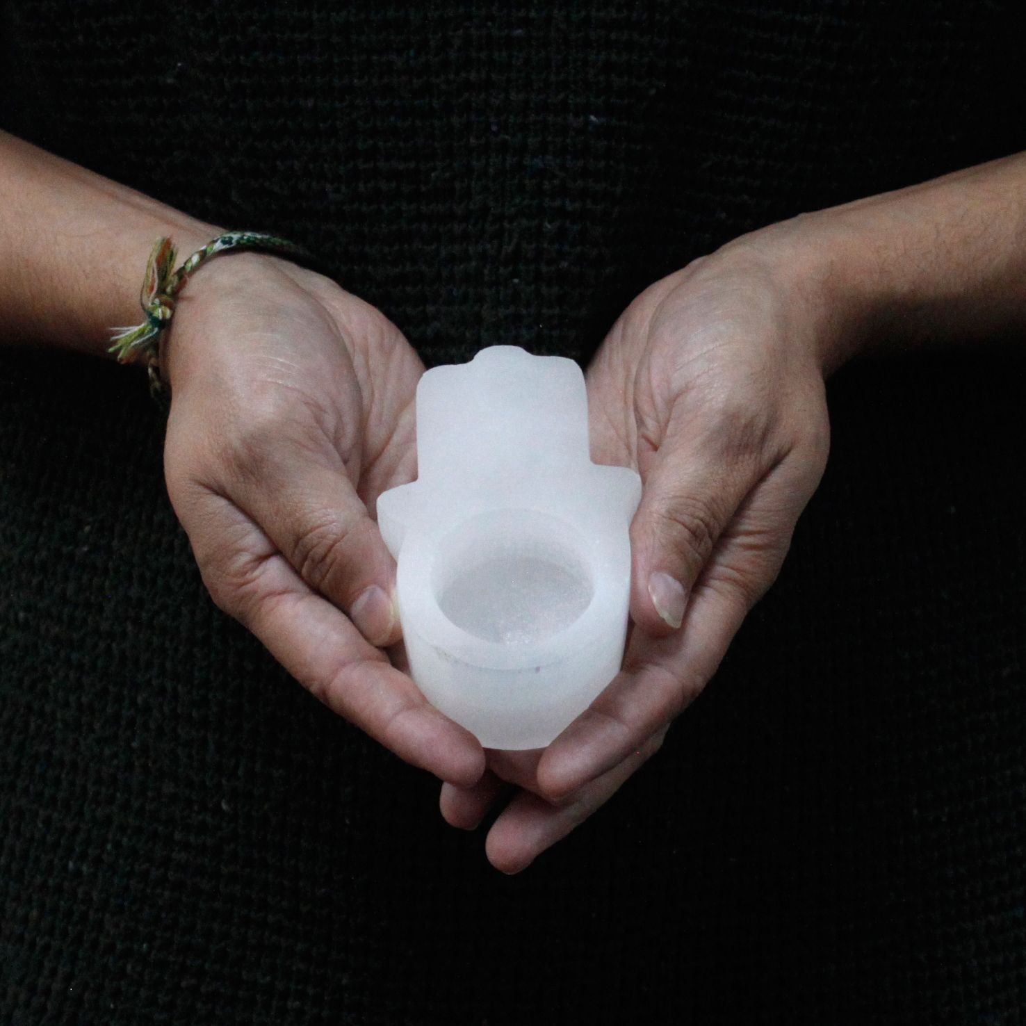 Candelabro Selenite Hamsa - Imagen 2