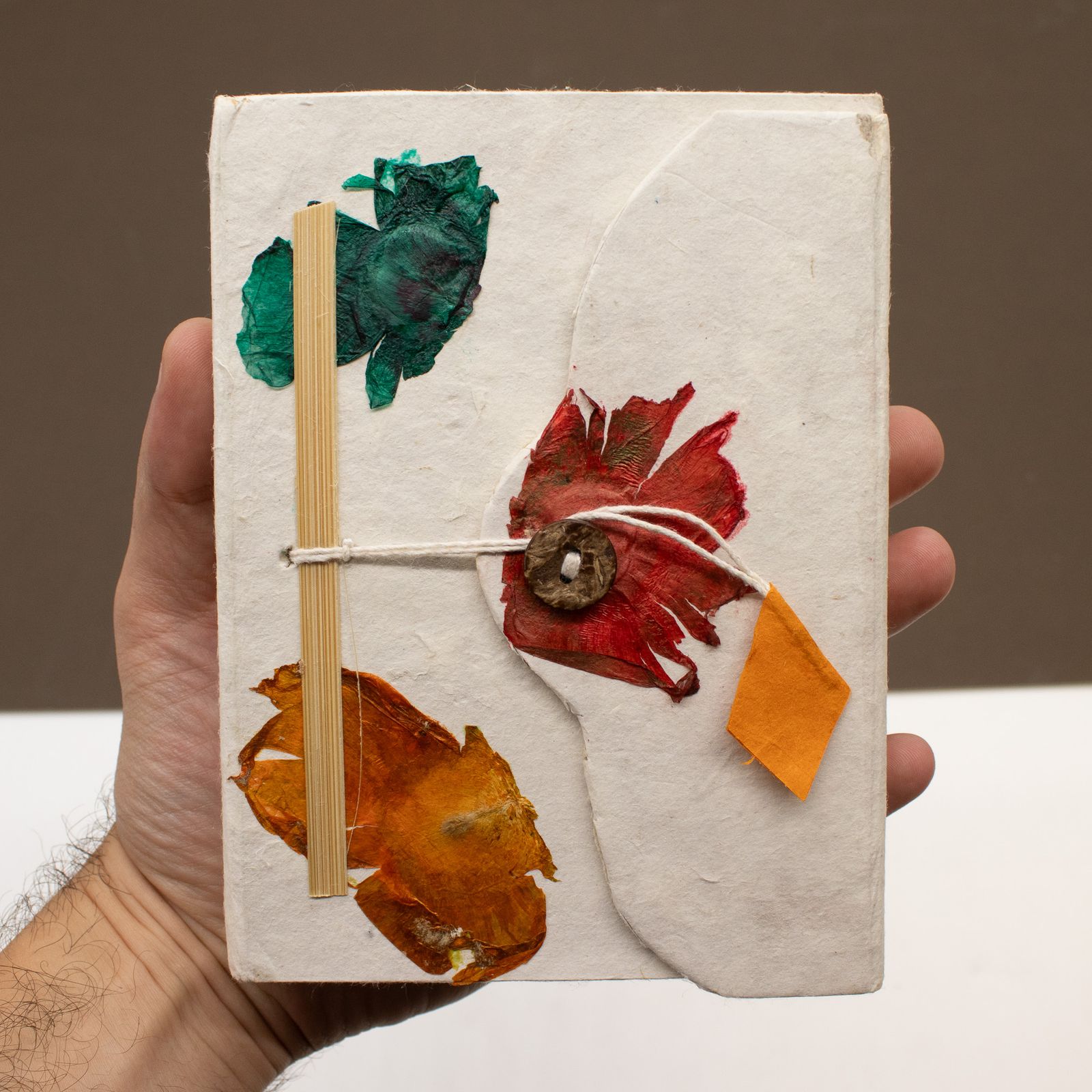 Cuaderno mediano de Lokta con cierre de botón (15x12 cm) - 45 hojas - Diseño floral auténtico del Himalaya elaborado - Imagen 4