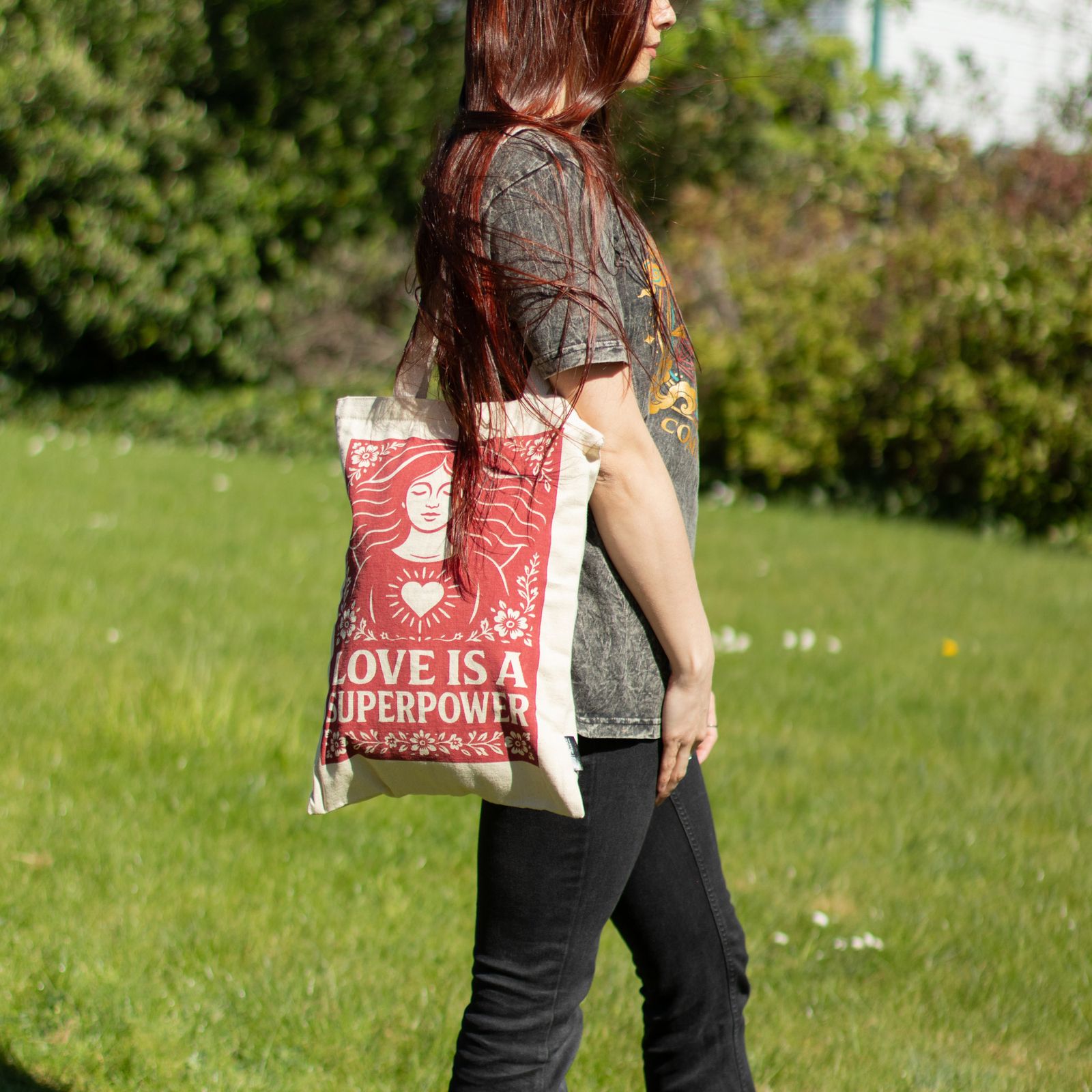 Nomad Sari Iconic Toni Tote Bag - El amor es un superpoder - Natural 10oz - Imagen 7
