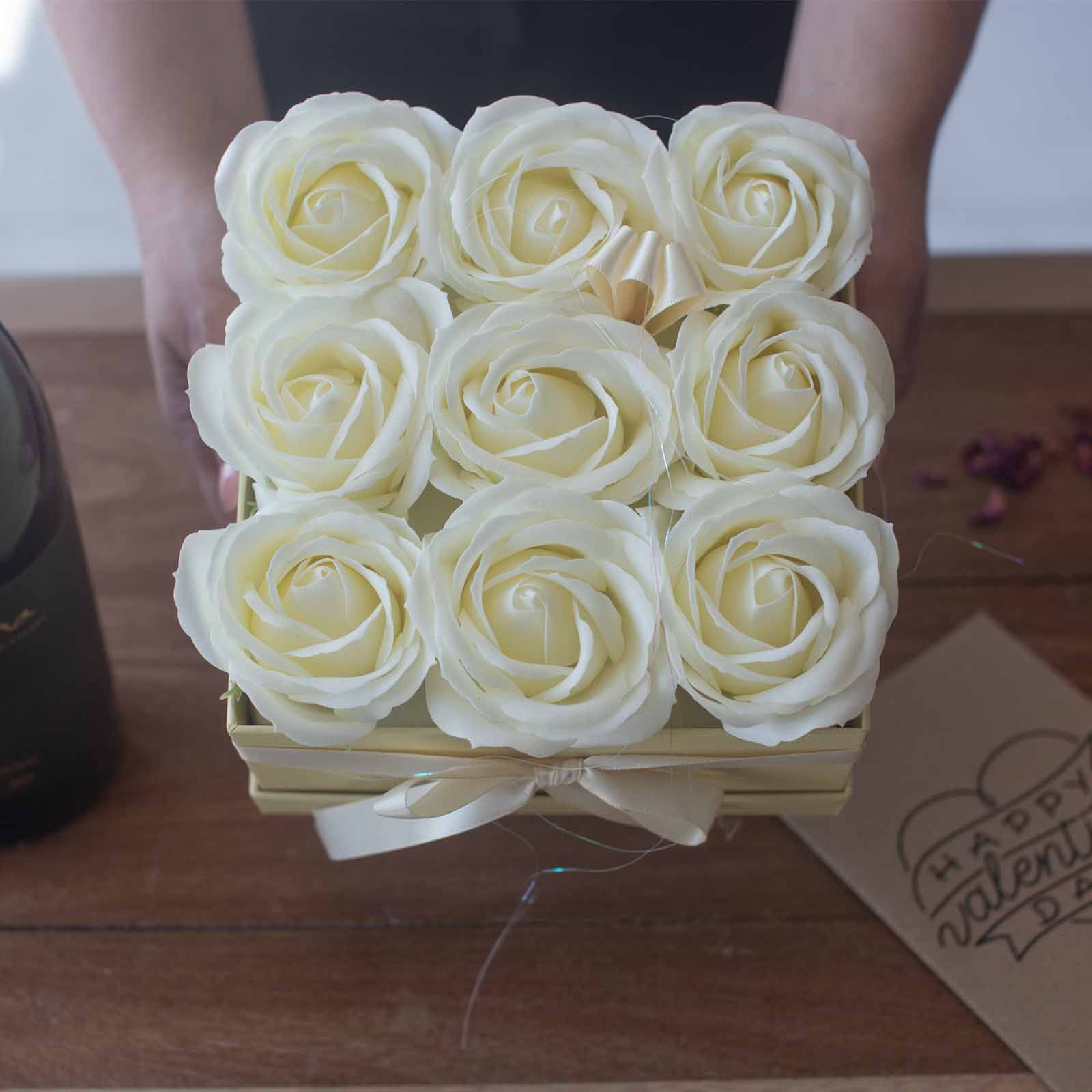 Caja de Regalo - Flor de Jabón 9 Rosas Crema - cuadrado - Imagen 3
