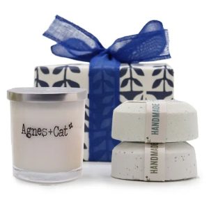 Set de Regalo: Bombas de baño Sal Marina y Musgo & Dolly Azul + Vela de Violeta de Parma
