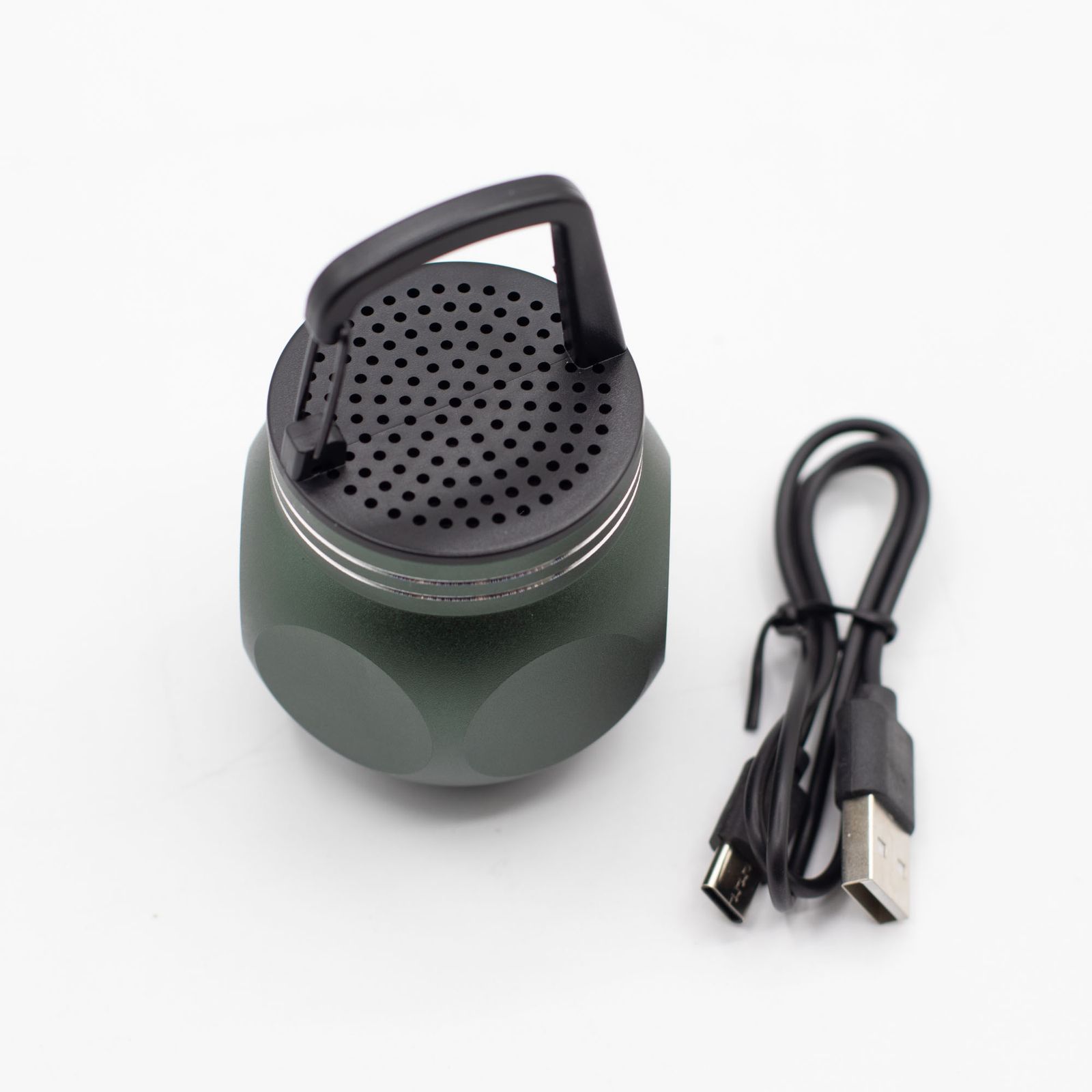 Altavoz mini verde con gancho para acampar - Imagen 3