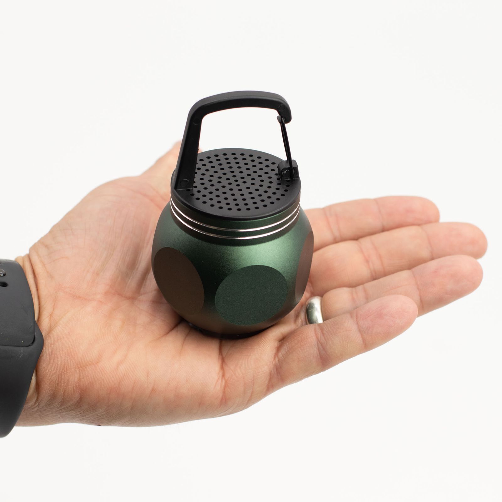 Altavoz mini verde con gancho para acampar - Imagen 4